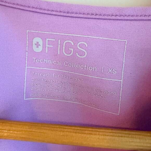 FIGS Catarina One-Pocket V-Neck Scrub Top in Lilac Dusk/ Size XS PO# 1915 - Picture 5 of 7